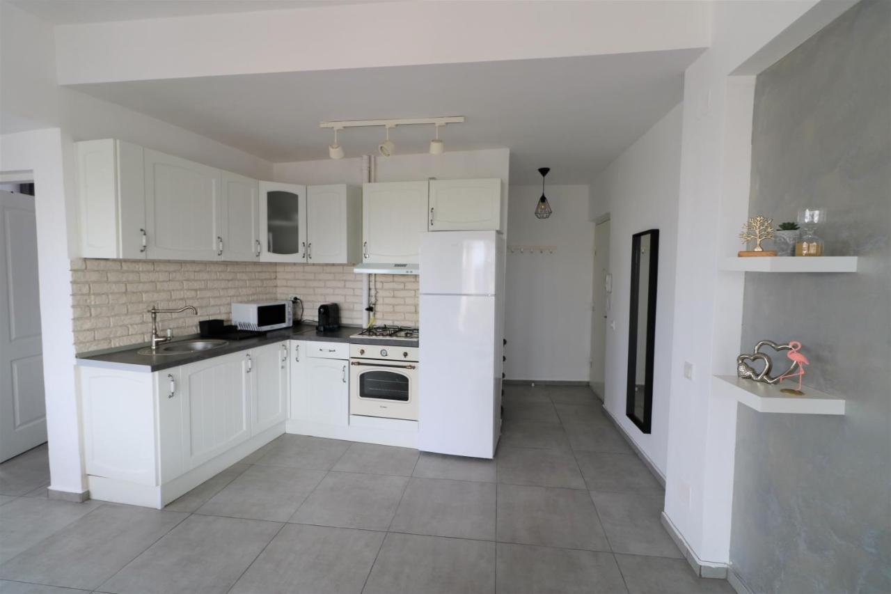 Serenity Heights Apartment: A Panoramic Haven Near Old Town - Free Minibar Букурещ Екстериор снимка