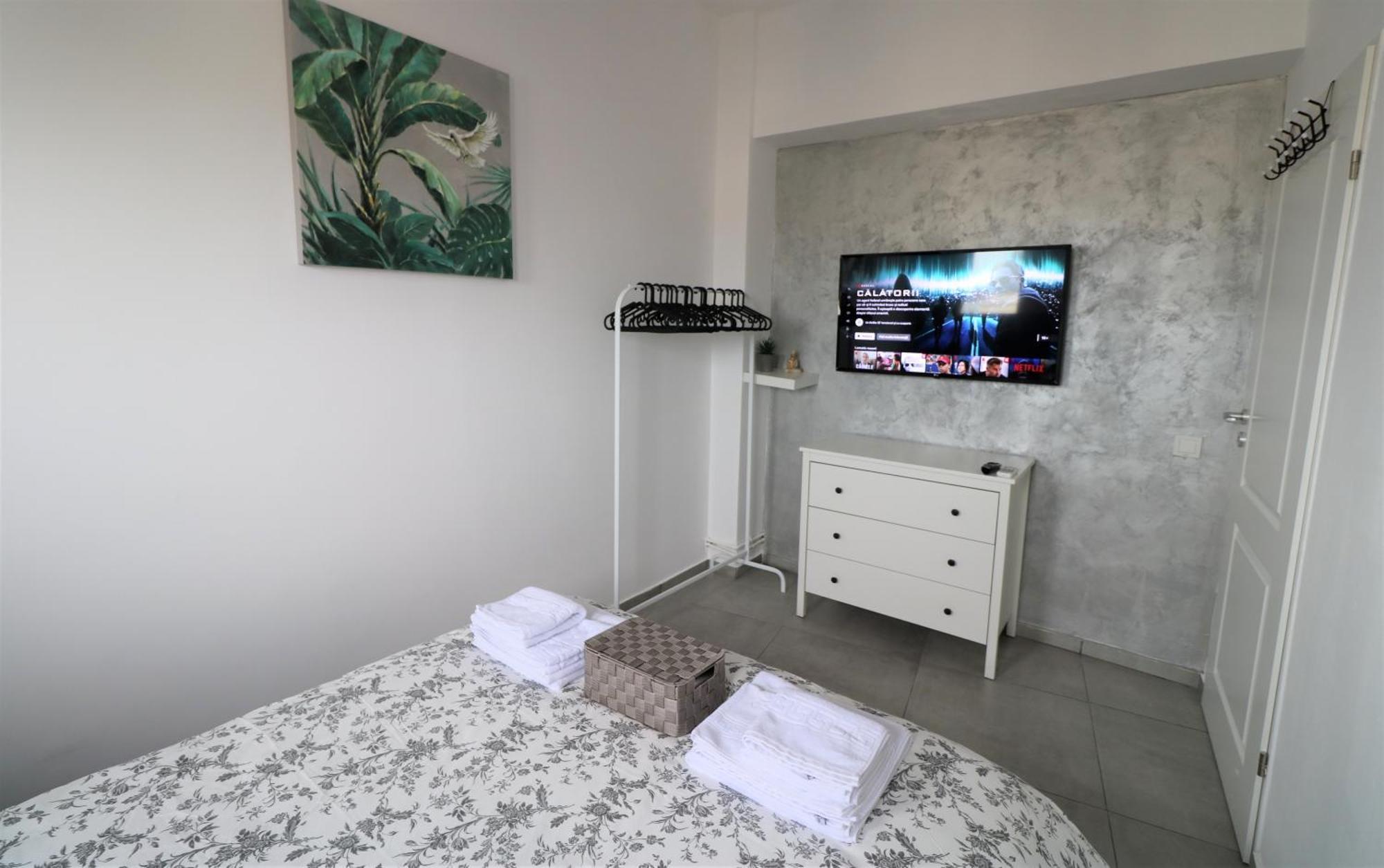 Serenity Heights Apartment: A Panoramic Haven Near Old Town - Free Minibar Букурещ Екстериор снимка