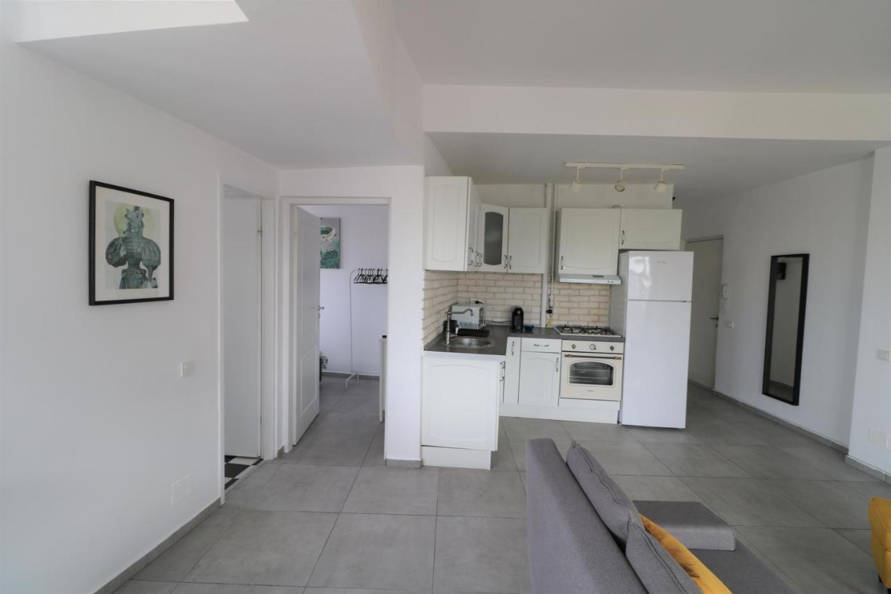 Serenity Heights Apartment: A Panoramic Haven Near Old Town - Free Minibar Букурещ Екстериор снимка