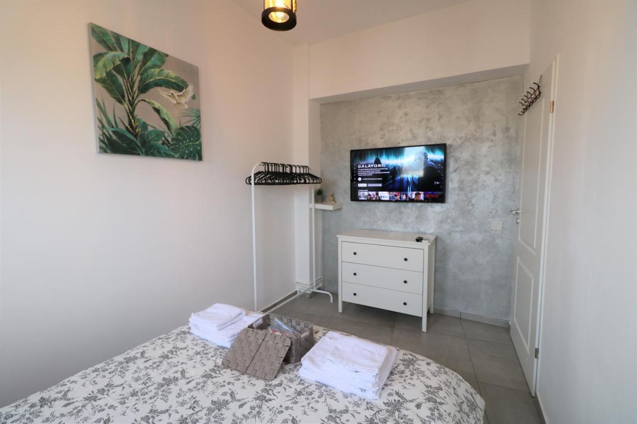 Serenity Heights Apartment: A Panoramic Haven Near Old Town - Free Minibar Букурещ Екстериор снимка