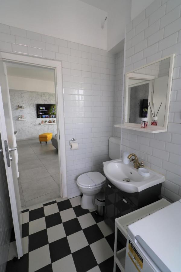 Serenity Heights Apartment: A Panoramic Haven Near Old Town - Free Minibar Букурещ Екстериор снимка