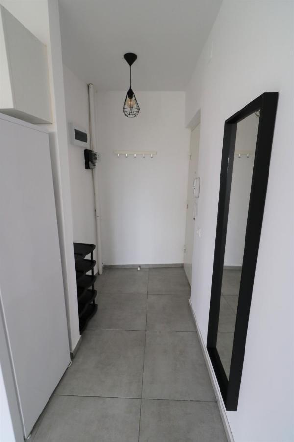 Serenity Heights Apartment: A Panoramic Haven Near Old Town - Free Minibar Букурещ Екстериор снимка